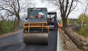 Nowy asfalt w Podzamczu i Witaniowie - 18 listopada 2022