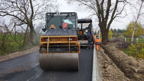 Nowy asfalt w Podzamczu i Witaniowie