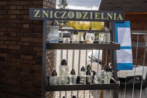 Zniczodzielnia na cmentarzu komunalnym w Łęcznej