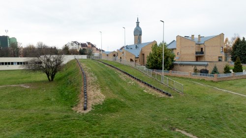 Odnowiona górka saneczkowa na osiedlu Samsonowicza