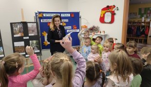 Przedszkolaki fotografują okolicę - kliknij, aby przejść do galerii