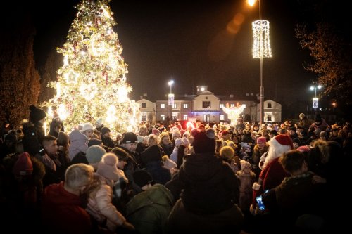 Tłumy na uruchomieniu nowej choinki w Łęcznej. Mikołaj przyniósł dzieciom wyjątkową wiadomość