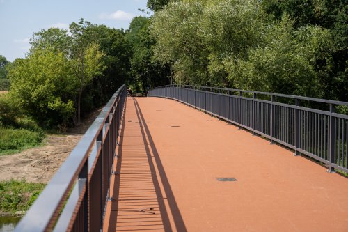Nowe kładki pieszo-rowerowe nad Świnką i Wieprzem: Testy oświetlenia i postępy prac